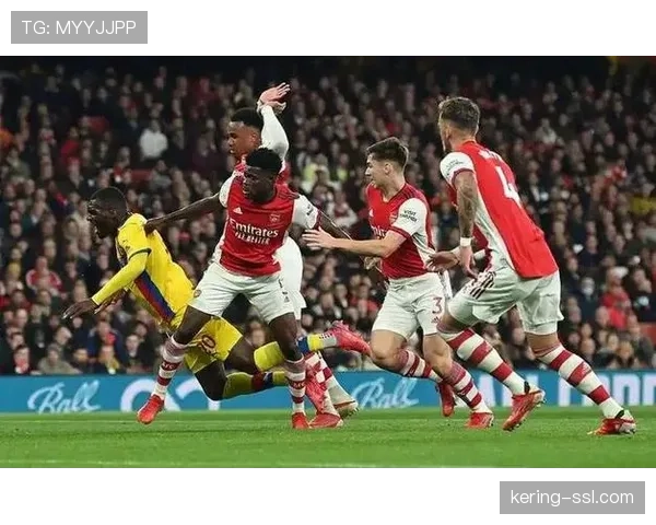 特写:曼联对阵布伦特福德关键瞬间,利马上前盯防姆贝乌莫后成功回位